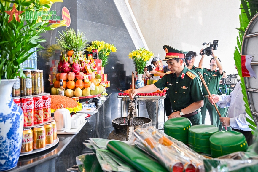 View - 	Lãnh đạo BQP dâng hương, tưởng niệm các anh hùng liệt sĩ tại Điện Biên